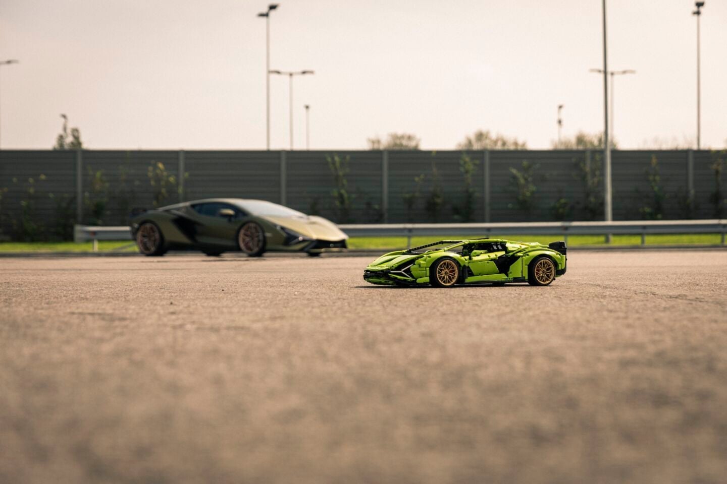 A la izquierda el real, a la derecha el de Lego.