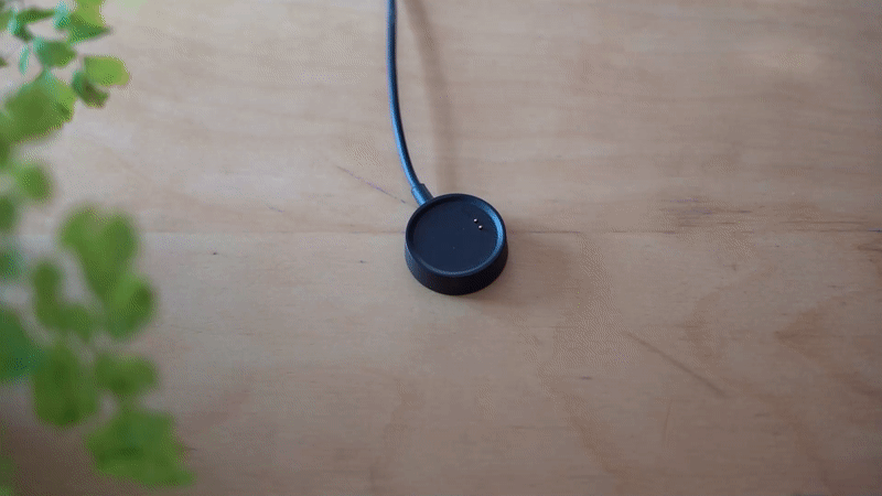 El reloj se conecta con su imán trasero a la base de carga.  GIF: Julio Cerezo