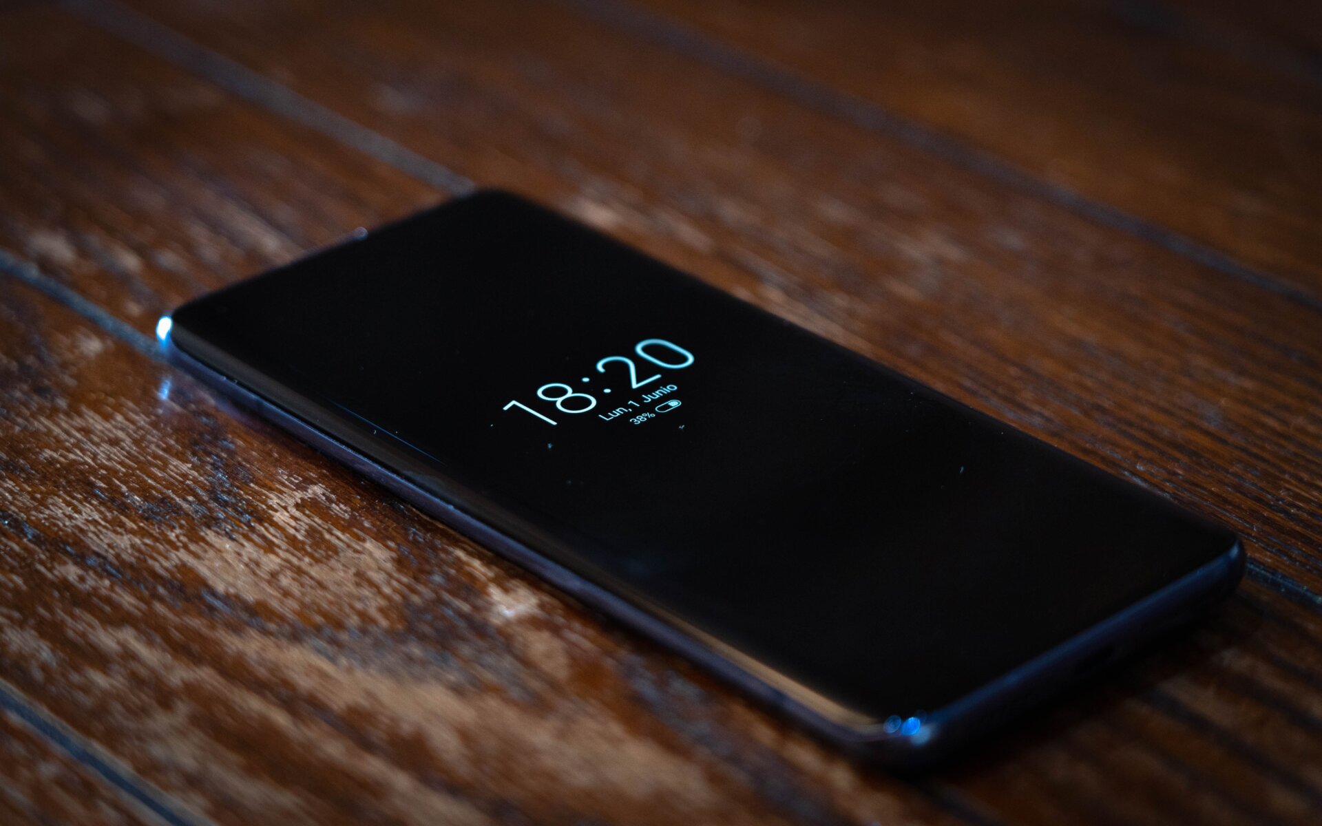 El Xiaomi Mi 10 5G también tiene una pantalla “Always On” donde puedes hacer que se muestre de forma continua la hora, la batería, las notificaciones o el clima, sin que apenas lo note la batería del teléfono.