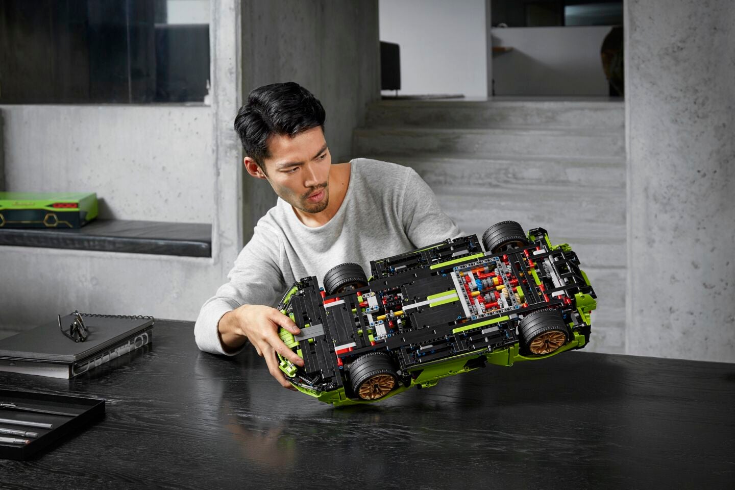 El Lamborghini Sián de Lego tiene un tamaño considerablemente grande. Su escala es de 1:8.