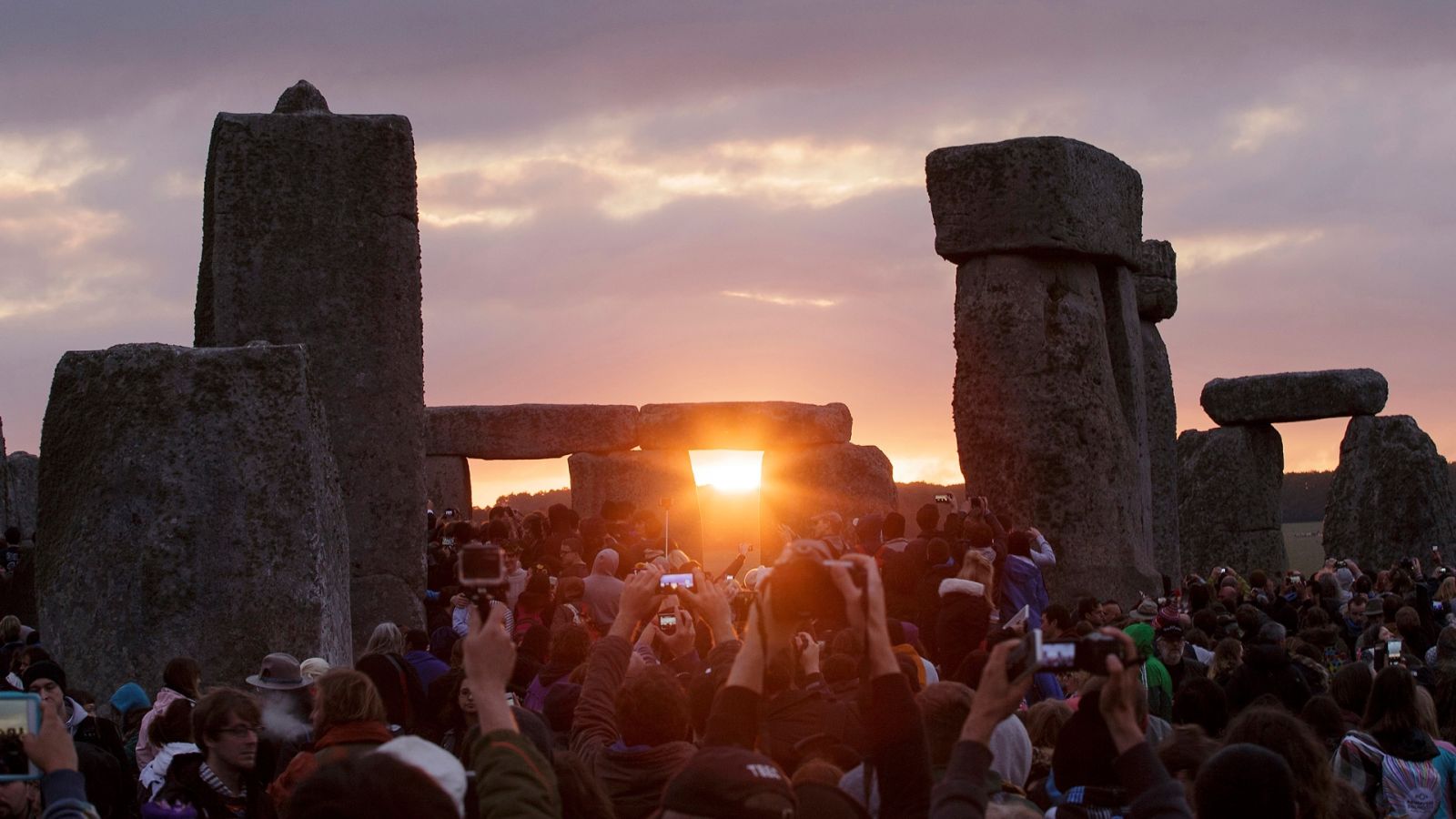 Participantes en la fiesta del Solsticio de verano en Stonehenge.