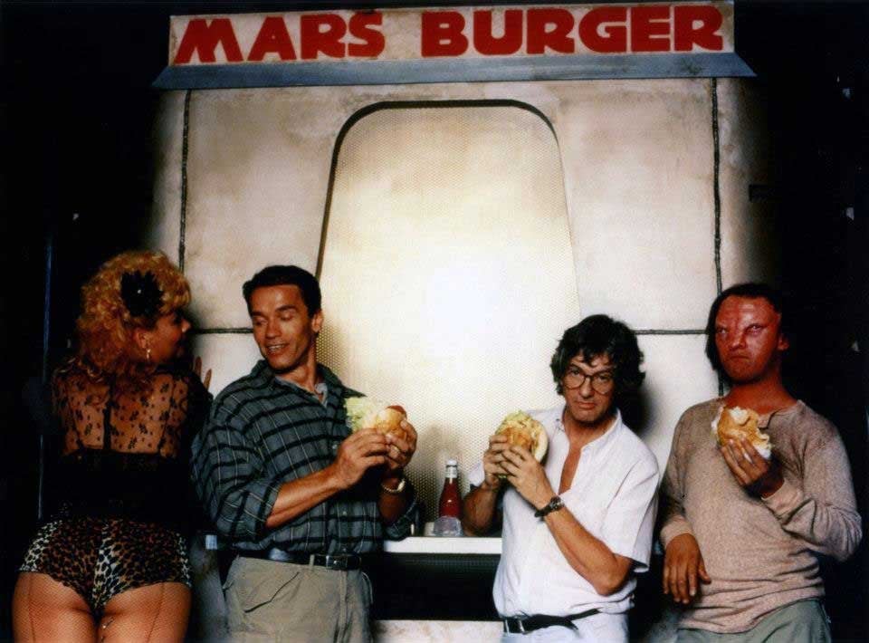 Image: Arnold Schwarzenegger, Paul Verhoeven, Erika Carlsson, y Parker Whitman