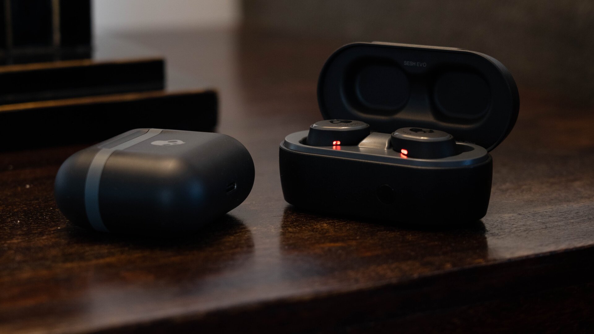 Los dos auriculares tienen unos LEDs que indican si están conectados o no; y los estuches también tienen luces que muestran su batería restante.