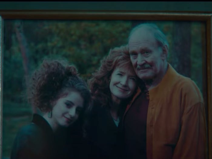 Una de las últimas revelaciones de la serie es que Bernd Doppler es el padre de Regina. Bernd es el fundador de la planta nuclear y también es padre de Helge.