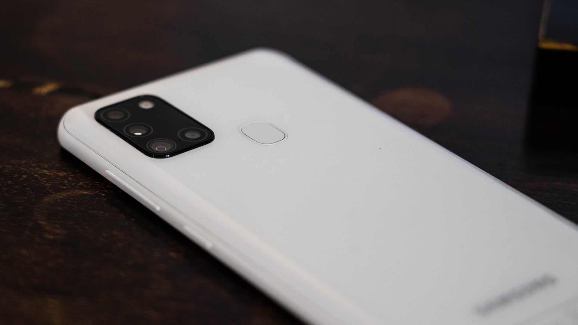 Hubiese preferido el lector de huellas en un lateral o algo más abajo.