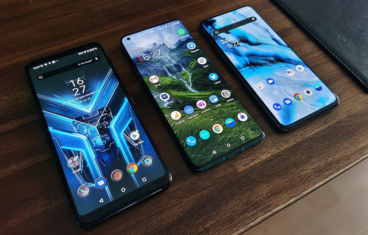 De izquierda a derecha, el Asus ROG Phone 3, el también grande OnePlus 8 Pro, y el OnePlus Nord.