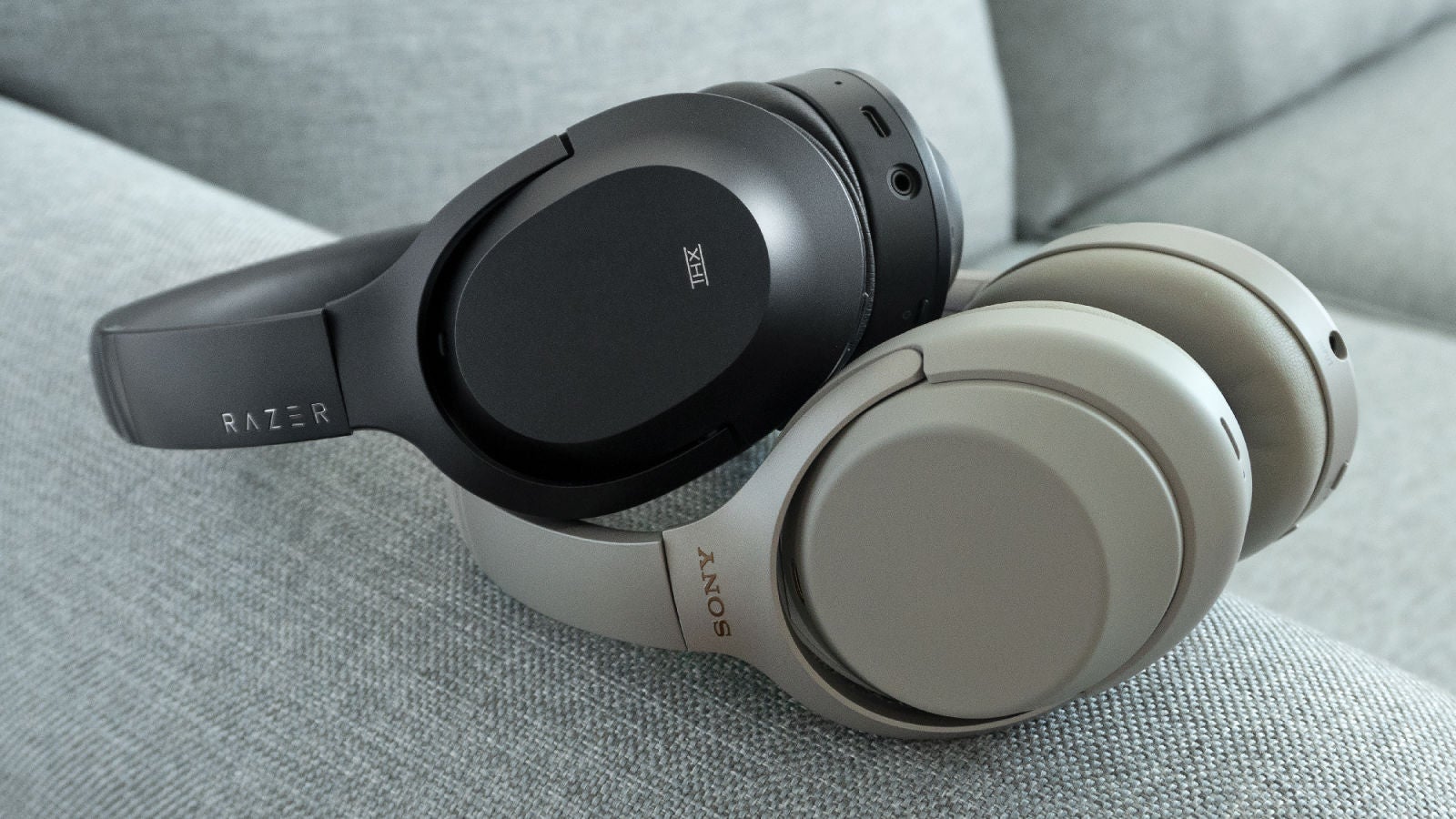 Los Razer Opus (izquierda) en comparación con los Sony WH-1000XM3 (derecha). Si no fuera por la marca y las diferencias de color, sería difícil distinguirlos.