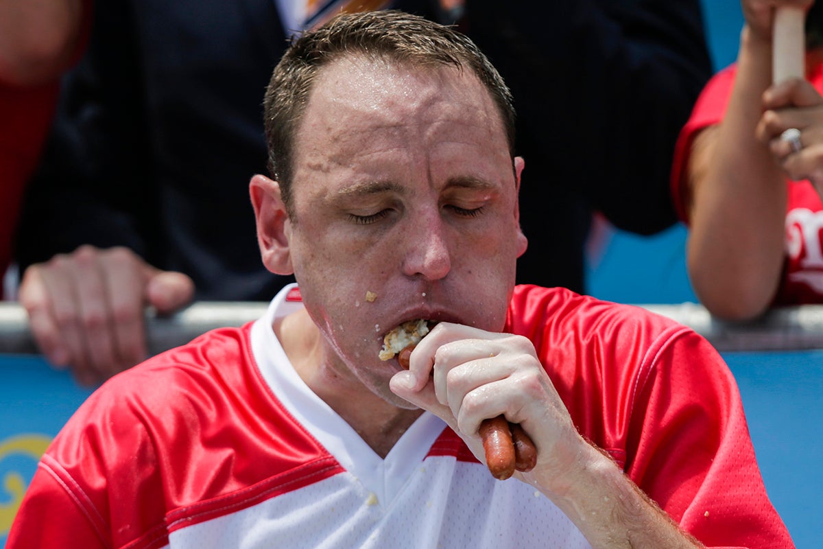 Joey Chestnut, el actual récord mundial de comer perritos calientes.