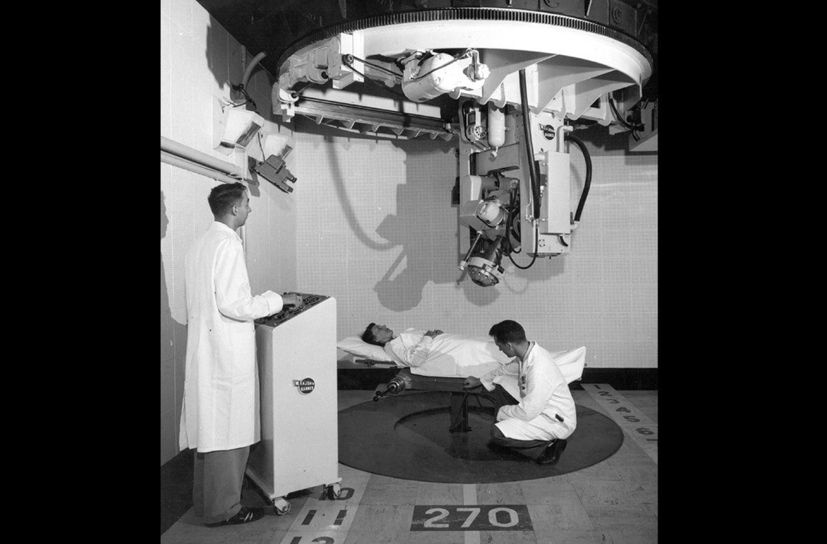 Una unidad de terapia instalada en el hospital Oak Ridge en 1955 usó una fuente de cesio-137 radioactivo para matar el tejido enfermo, permitiendo la dosis máxima de radiación en un área cancerosa y minimizando los efectos sobre el tejido sano en otros lugares. El hospital fue uno de los primeros centros de medicina nuclear del país.