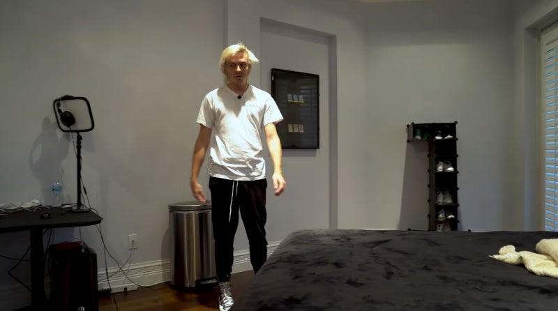 El youTuber Randumb recorriendo su habitación en la nueva mansión 
