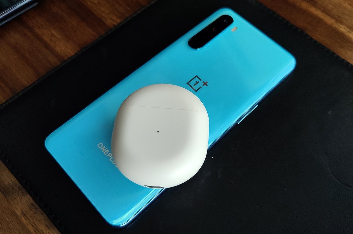 Parece grande en la foto, pero el estuche de carga es de los más pequeños que he visto. Cabe con comodidad en el bolsillo superior de muchos pantalones vaqueros.