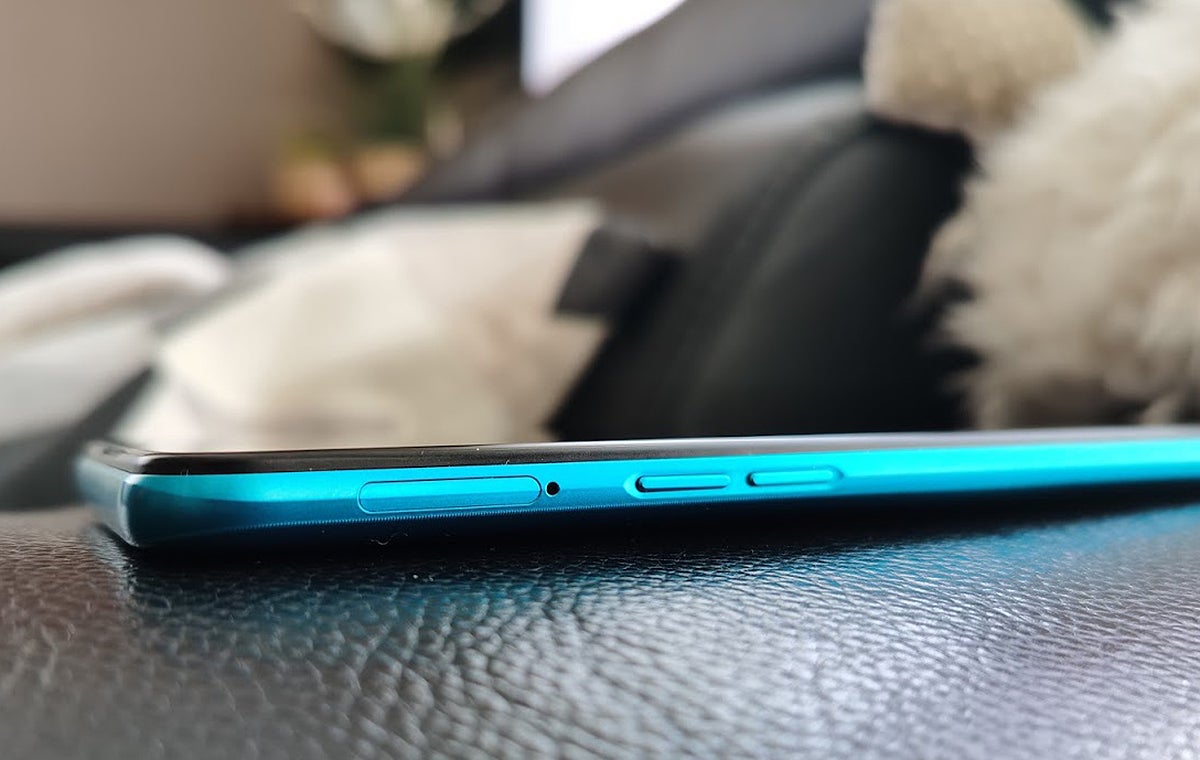 La pantalla sobresale bastante, es un truco ingenioso para que parezca más fino.