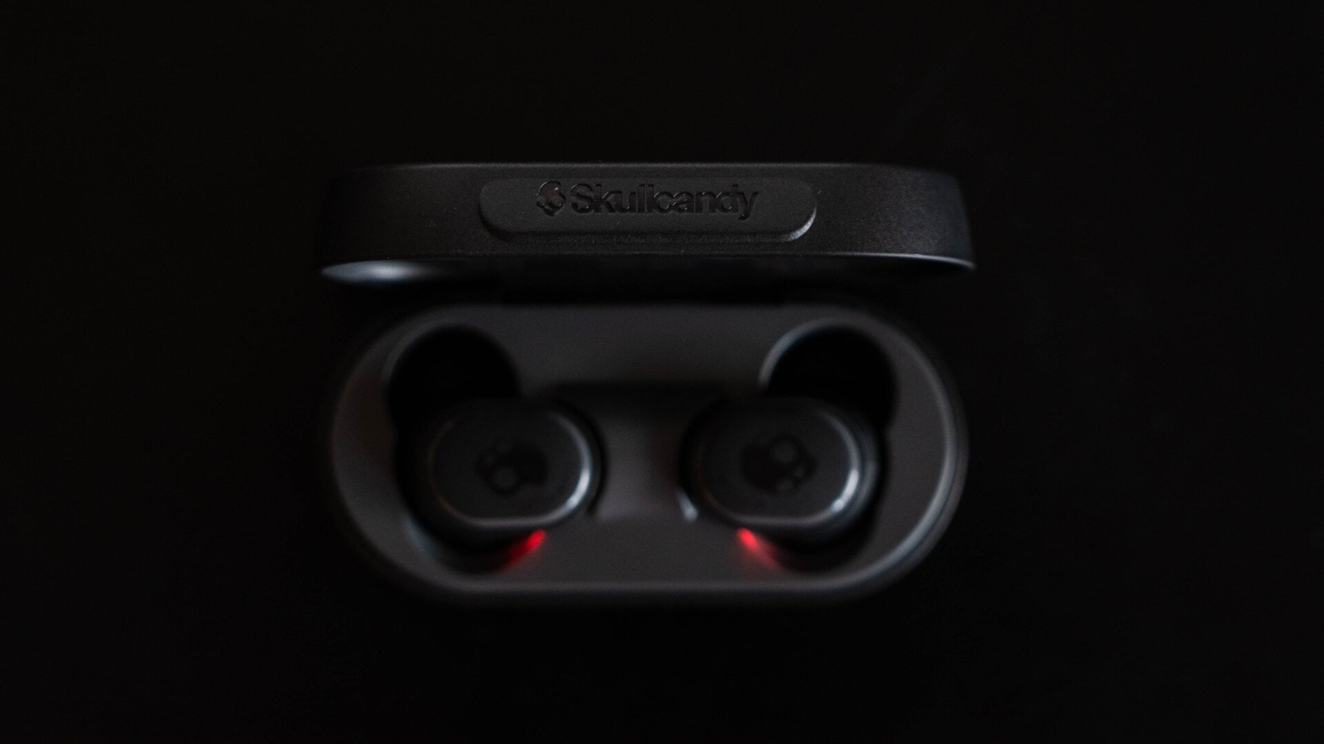 Los estuches de carga tienen un único conector USB-C e imanes para que los cascos se queden en su sitio.