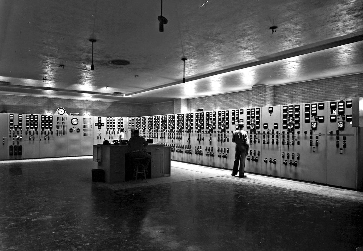 La sala de control principal en la planta de enriquecimiento de uranio K-25 en Oak Ridge