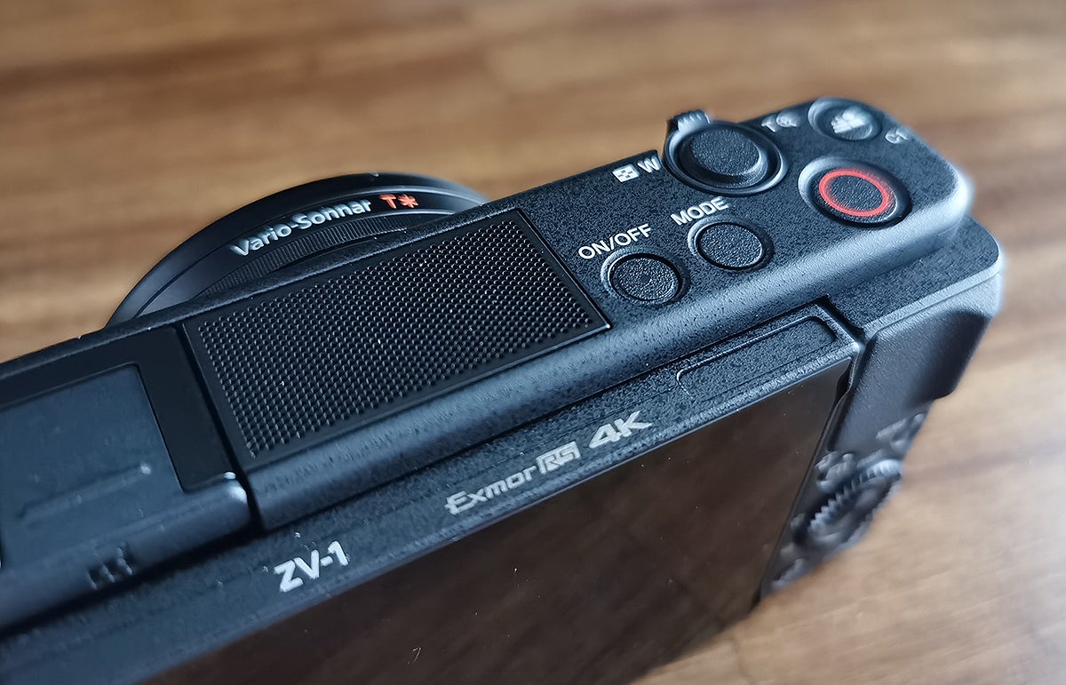 La rejilla que oculta los tres micrófonos intregrados de la Sony ZV1