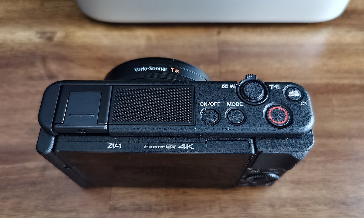 En la esquina superior derecha de la Sony ZV1, el botón C1 para desenfocar el fondo con un solo clic.