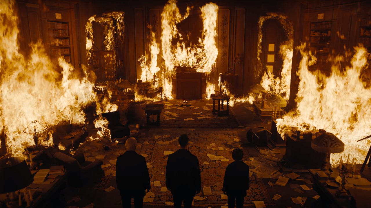 Hay mucho simbolismo en incendiar esta habitación.