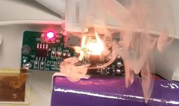 Esta es una foto capturada por investigadores de Xuanwu que muestra lo que cargador infectado con BadPower puede hacer a un dispositivo conectado.