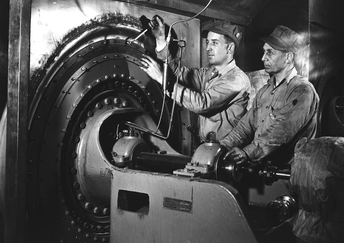 Los trabajadores realizan el mantenimiento de una celda en la instalación de enriquecimiento de uranio K-25, en Oak Ridge