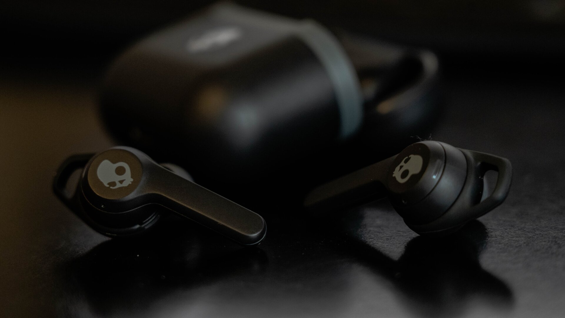 Los dos modelos de auriculares de Skullcandy tienen resistencia al agua y al polvo IP55, por lo que podrás hacer ejercicio con ellos sin problemas.