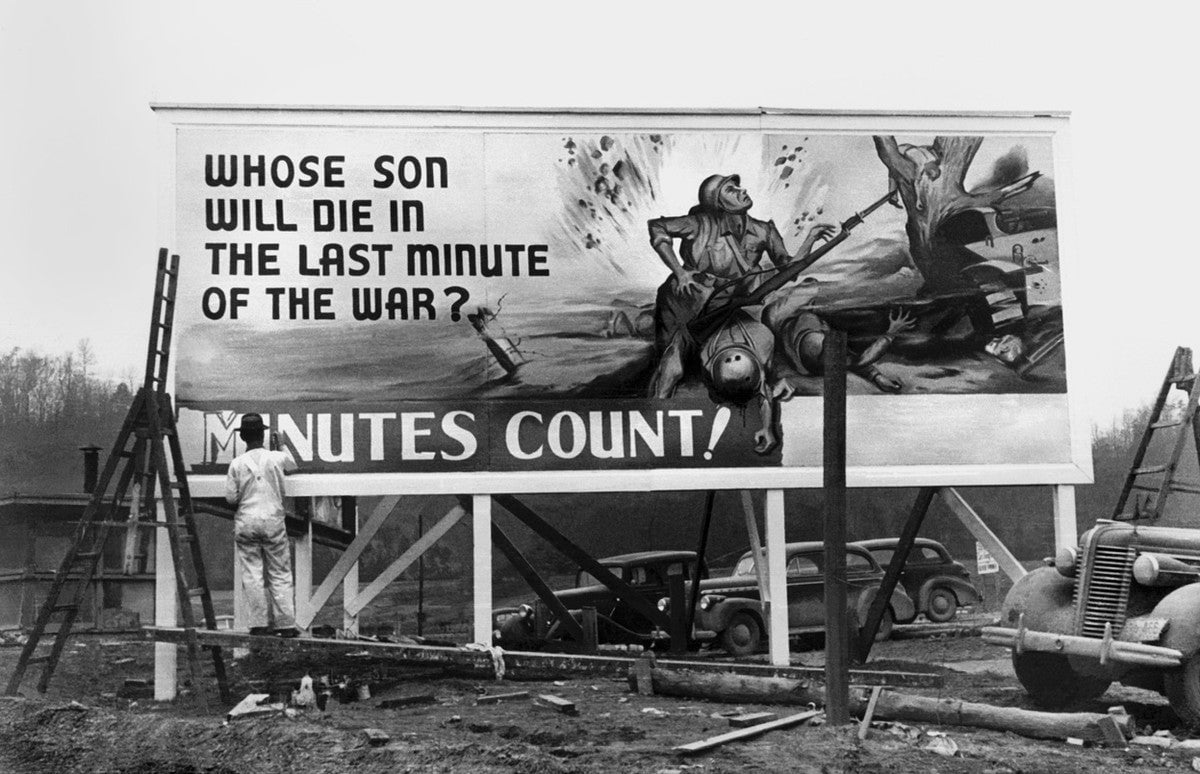 Una valla publicitaria en Oak Ridge, fotografiada durante la Segunda Guerra Mundial, el 21 de enero de 1944