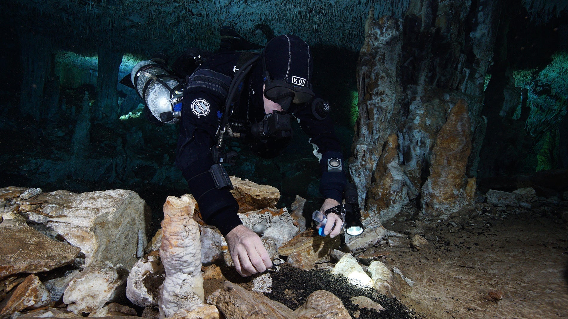 Un buzo del Centro Investigador del Sistema Acuífero de Q Roo (CINDAQ A.C.) recolecta muestras de carbón en la mina sumergida. Se cree que el carbón proviene de la madera que los antiguos mineros quemaban para iluminar la cueva.