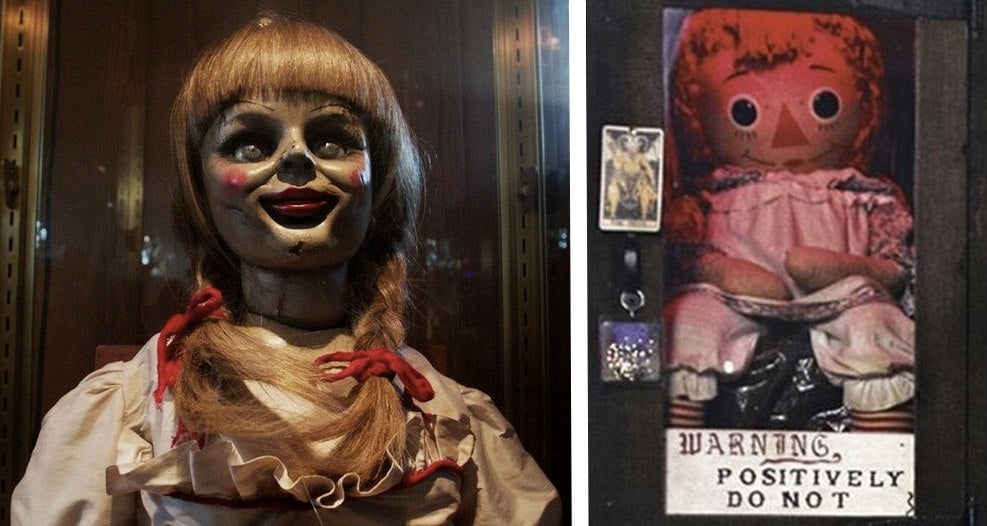 Image: A la izquierda: Annabelle en las películas (Warner Bros / Image: A la derecha: la muñeca real de Annabelle, en el museo del ocultismo de Ed y Lorraine Warren / Image: (vía io9)