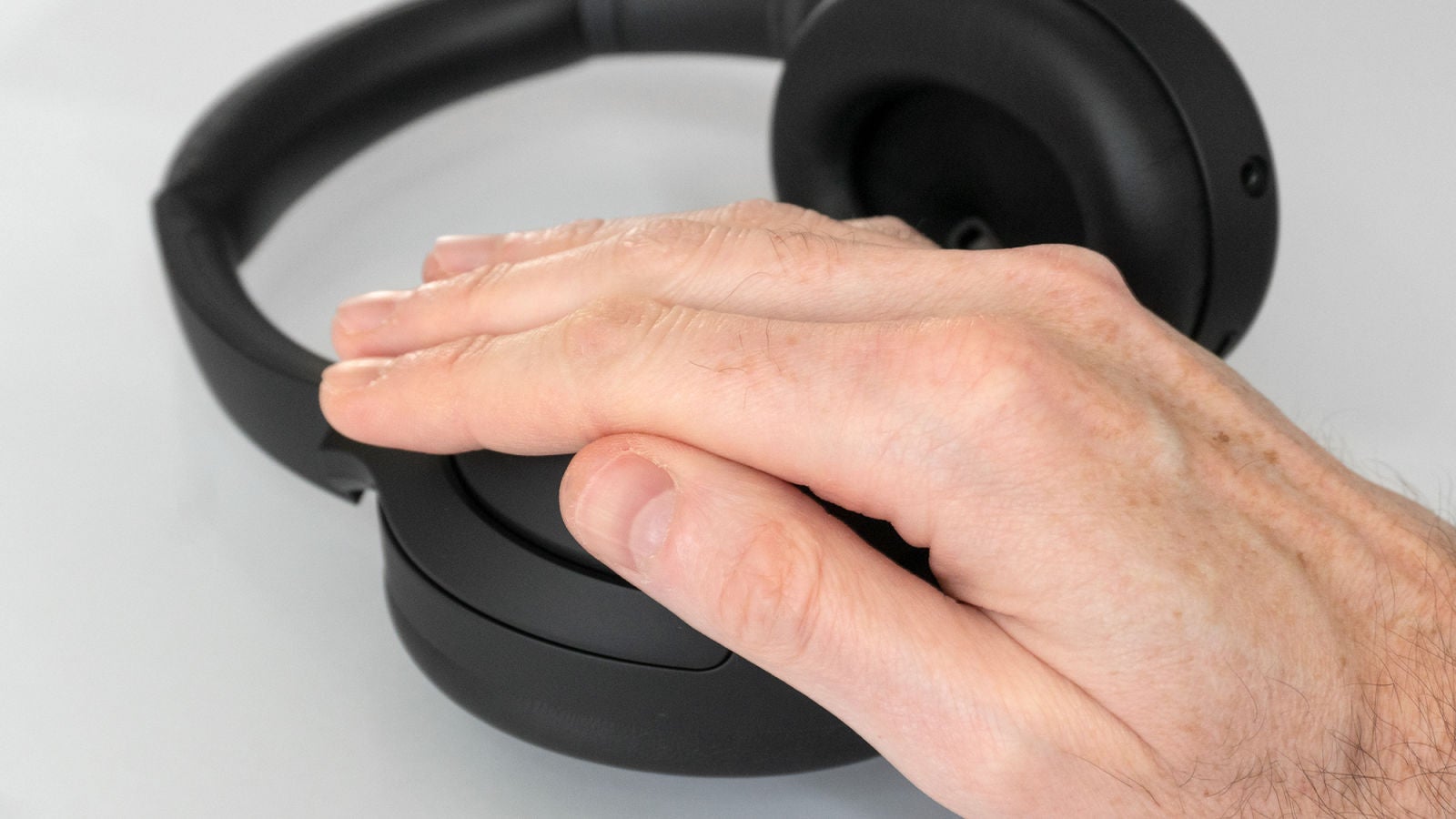 Además de la función de “Atención rápida” de los modelos anteriores, que permite cubrir el auricular derecho para activar el refuerzo del sonido ambiental, los WH-1000XM4 ahora pueden pausar la música y dejarte escuchar lo que sucede a tu alrededor si detectan que has comenzado a hablar.