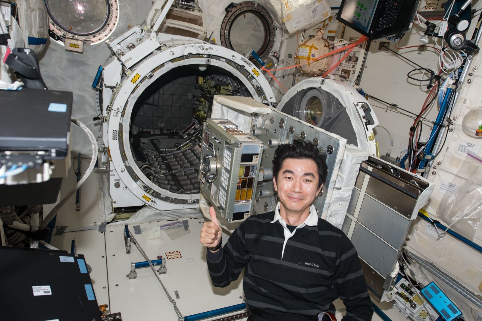 El astronauta japonés Kimiya Yui preparando el módulo del experimento.