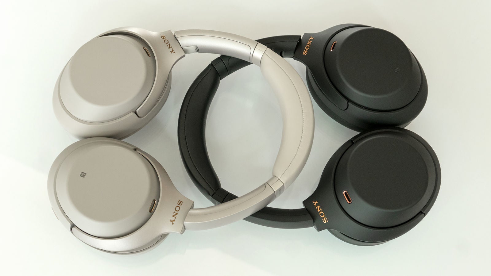 La curva de la diadema en el WH-1000XM4 se ha ajustado y el tamaño del cojín de la cabeza se ha reducido para reducir la presión sobre la cabeza del usuario.