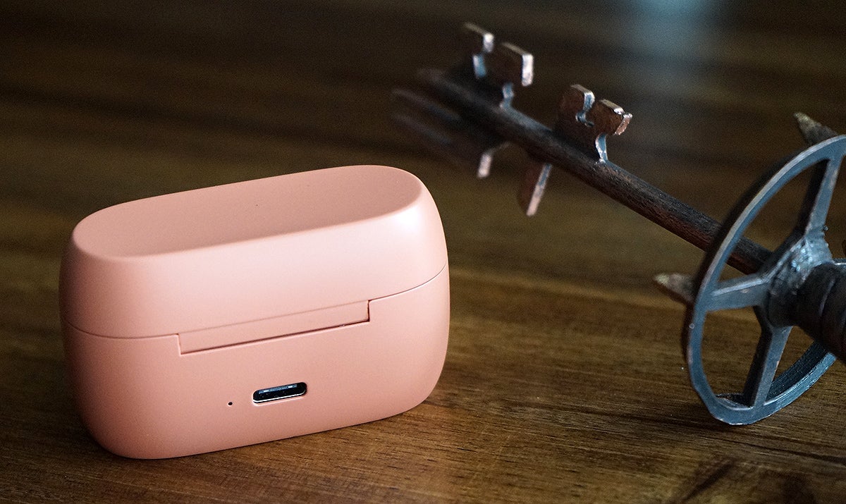 Carga por USB-C, como debe ser.