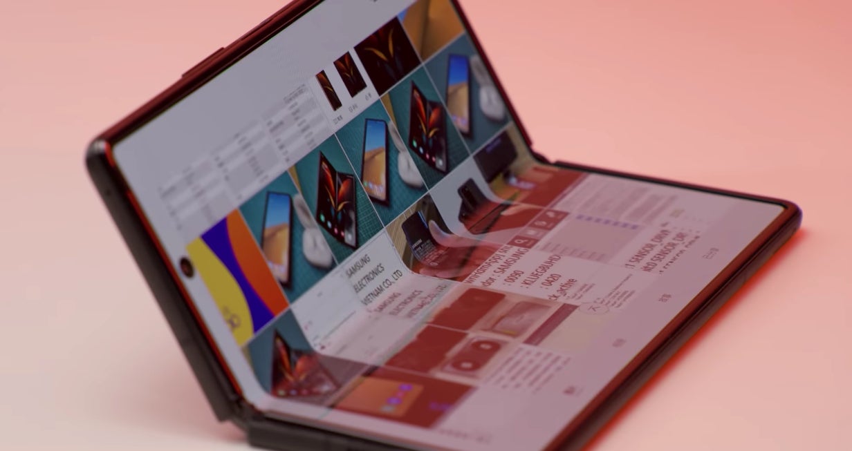El Galaxy Z Fold 2 se puede usar plegado, como si fuera un pequeño portátil.