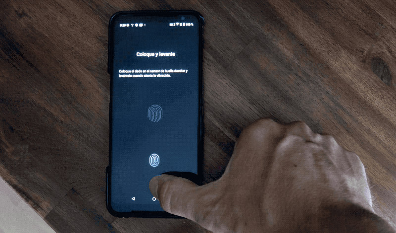 No se por qué el sensor de huellas del ROG Phone 3 se niega a reconocerme. El sensor está sucio... NO, NO LO ESTÁ. LO ACABO DE LIMPIAR.