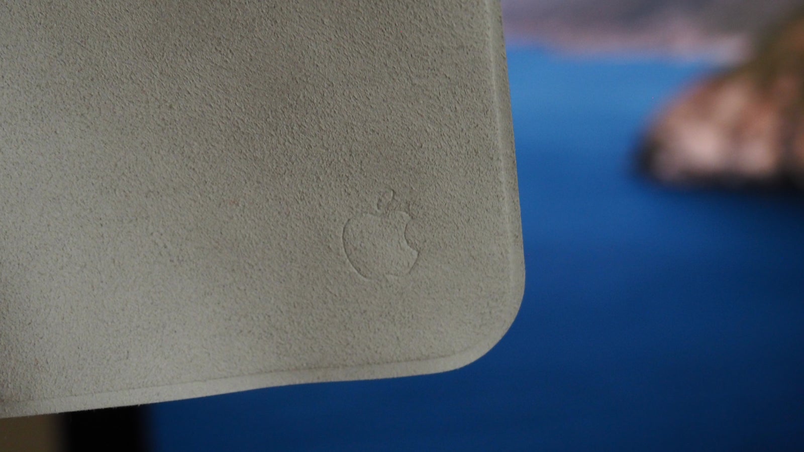 Así es el paño especial de Apple para limpiar la pantalla.