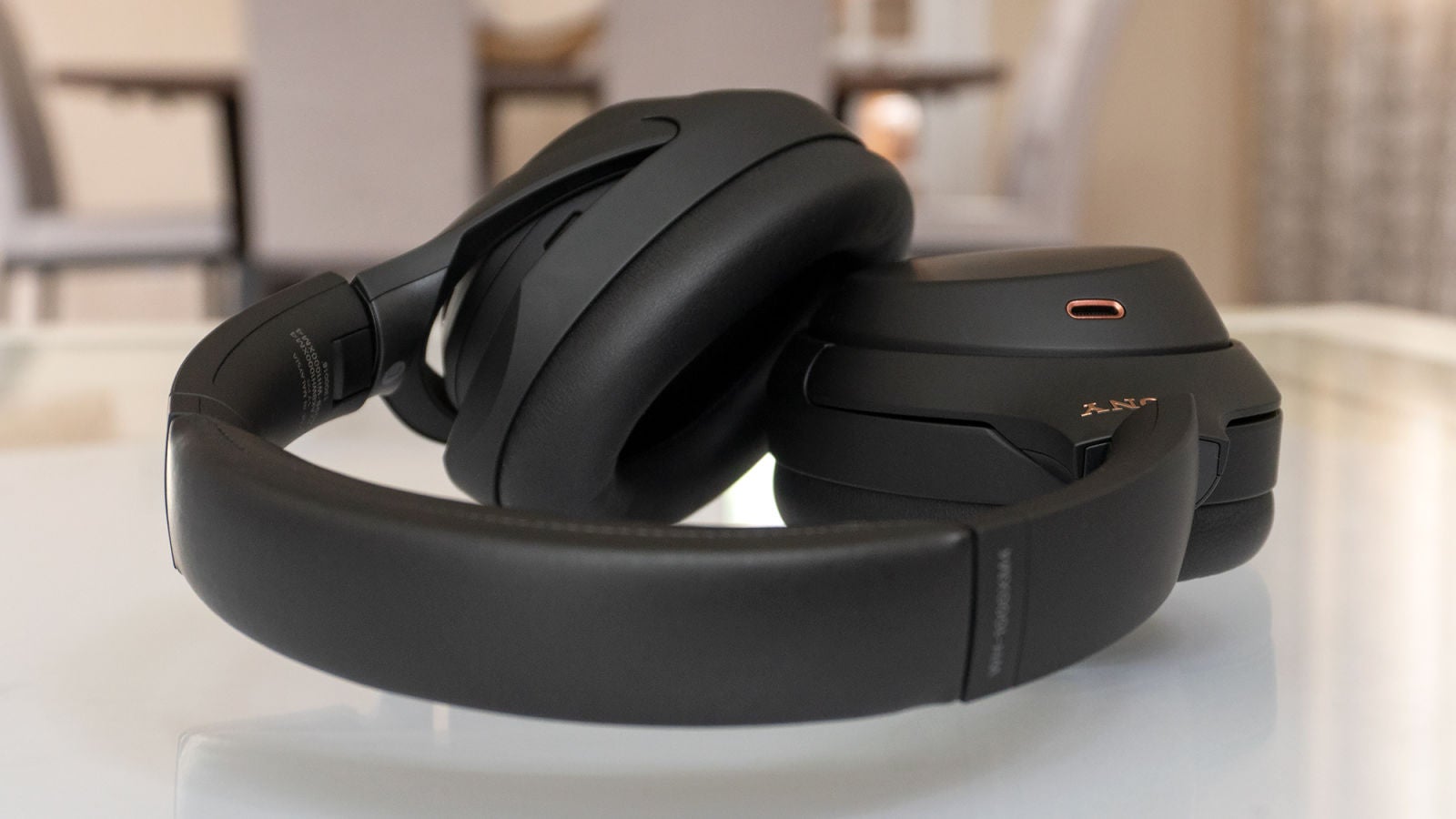 Los auriculares WH-1000XM4 no son necesariamente una actualización imprescindible, pero si usas varios dispositivos durante todo el día, es difícil vivir sin la capacidad de conectarse a dos dispositivos Bluetooth simultáneamente con el cambio automático inteligente.