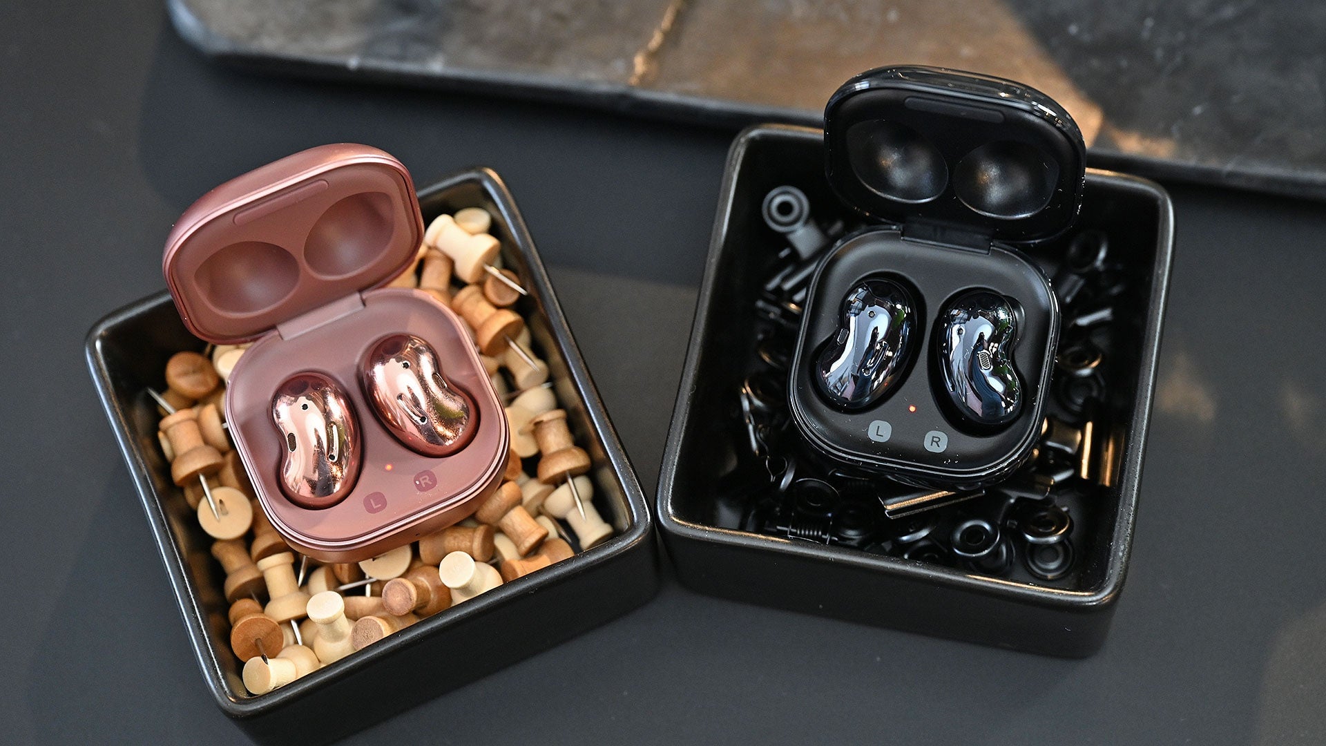 Los Galaxy Buds Live llegan en bronce, negro y blanco.