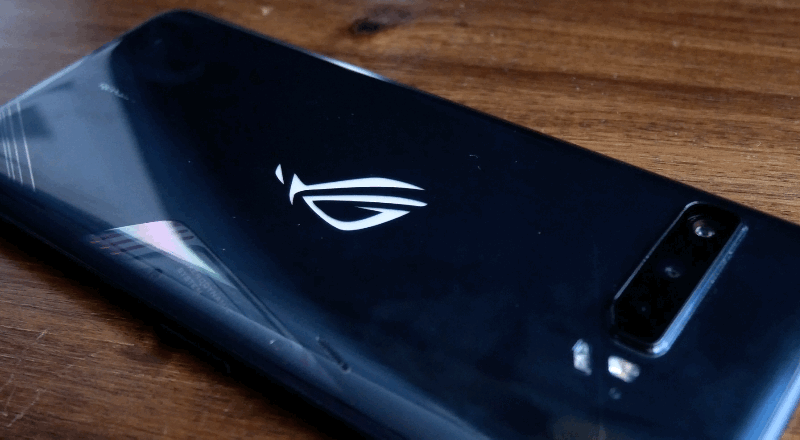 El logo nos recuerda que esto es un móvil de gaming, y que por tanto debe llevar iluminación RGB ¯_(ツ)_/¯