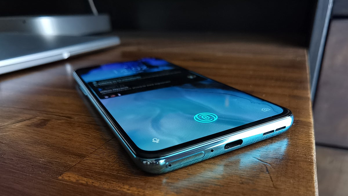 El único altavoz, a la derecha del puerto USB-C.