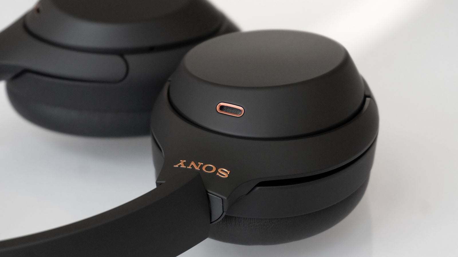 No, ese no es el puerto de carga USB-C, es uno de los cinco micrófonos que usan los auriculares WH-1000XM4 para detectar ruido y captar la voz del usuario.