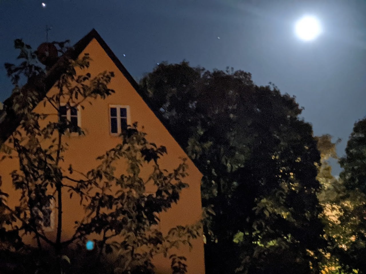 Zoom digital 7x a una zona en penumbra con el Pixel 4a.Nada mas que decir, señoría. Puede llevarse al resto de los acusados.