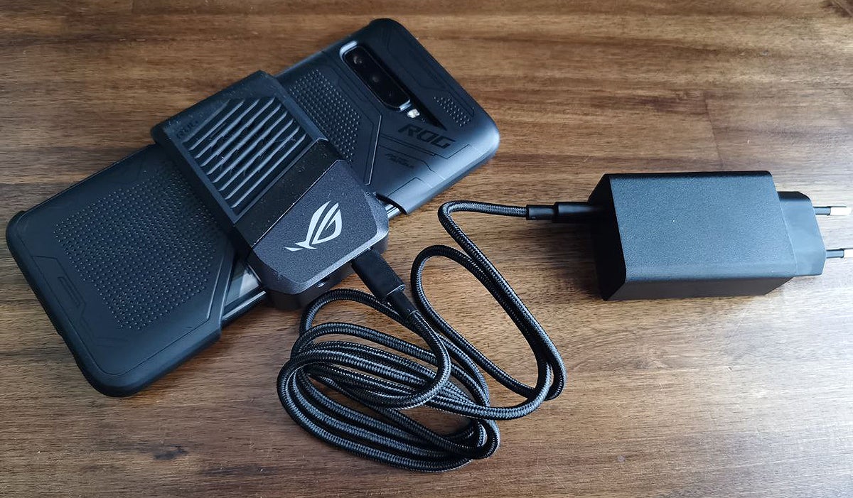 El cargador y su cable trenzado, conectados al Air Cooler 3.