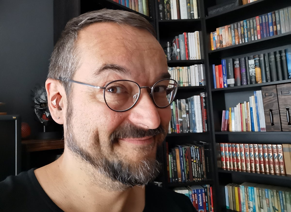 No suelo sonreisr mucho en los análisis, pero es que esto suena simplemente fantástico.