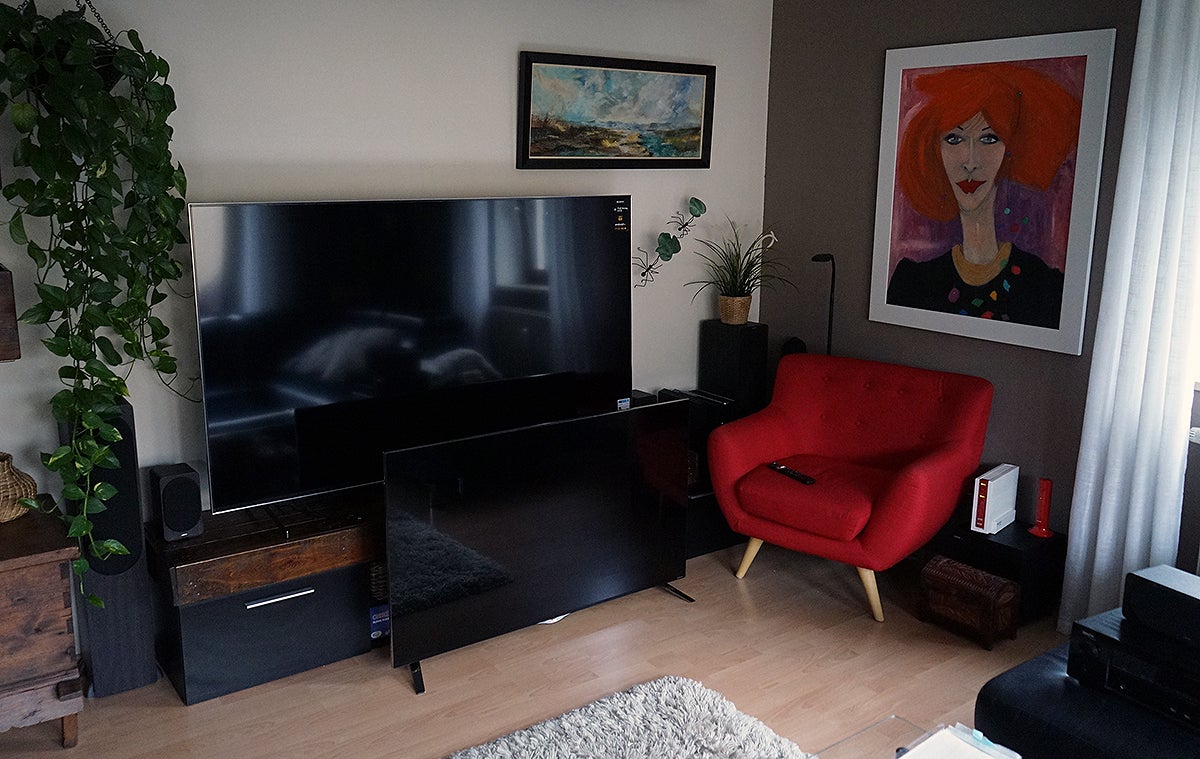 Arriba, la Sony XH90, abajo, mi televisor de 50 pulgadas al que pronto tendré que regresar. Quiero llorar.