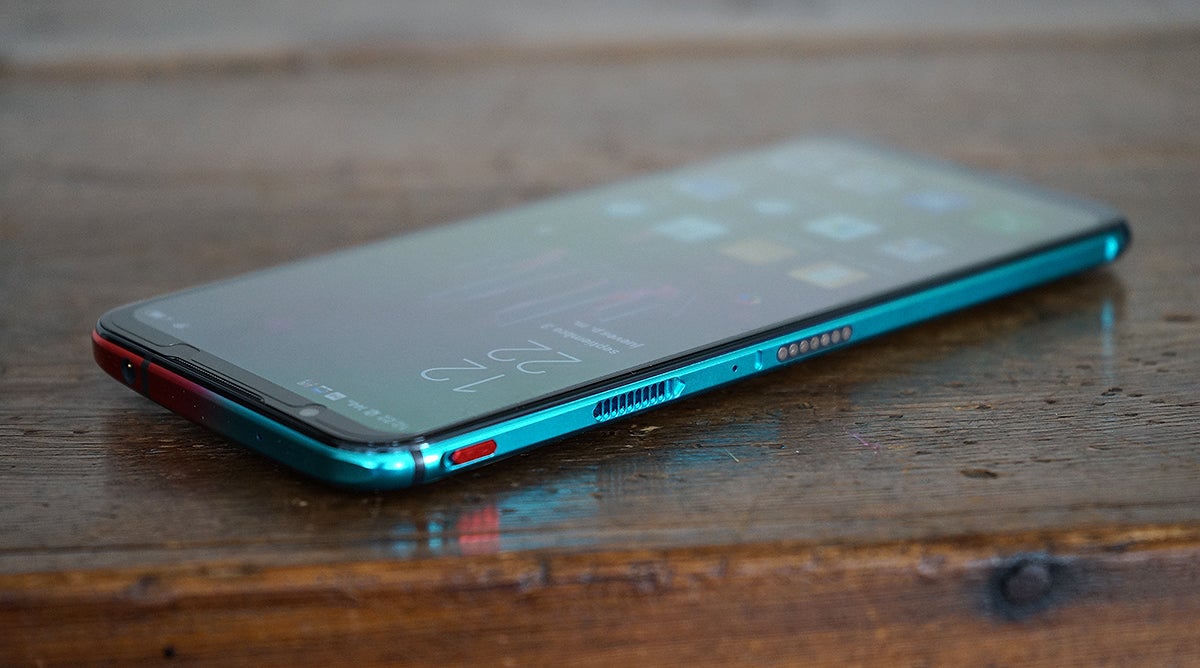 El interruptor físico para cambiar entre modo normal y modo juegos es una solución simple pero muy conveniente. Al lado del botón, una de las rejillas de aire por las que respira el teléfono.