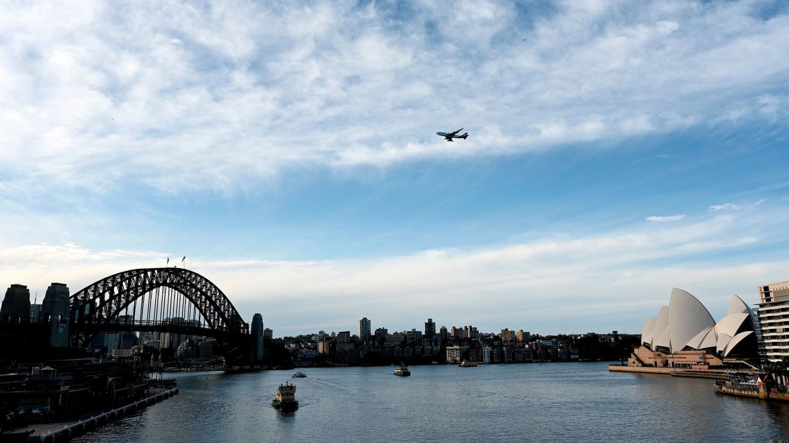Un Boeing 747 de Qantas volando sobre Sydney