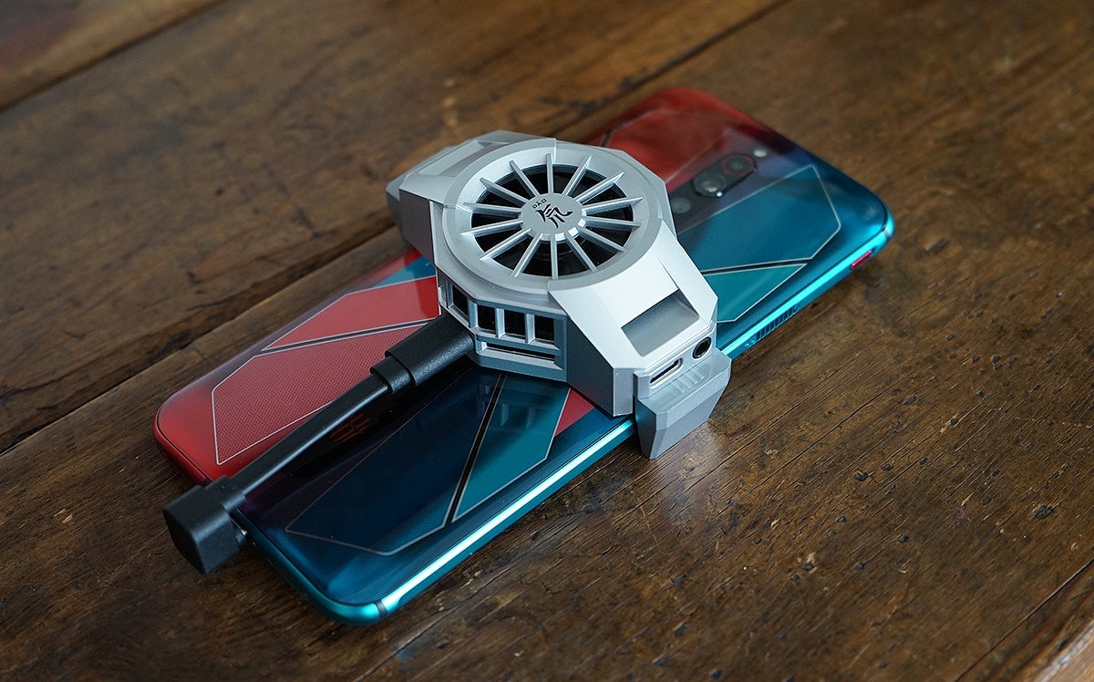 El ventilador, montado sobre el RedMagic 5S.