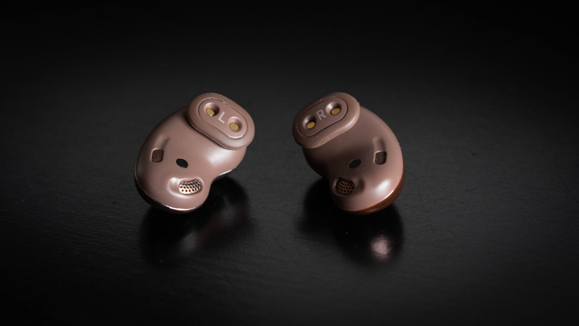 Los auriculares tienen una pieza de goma en la parte superior que puedes cambiar por otra más pequeña para un mejor ajuste.