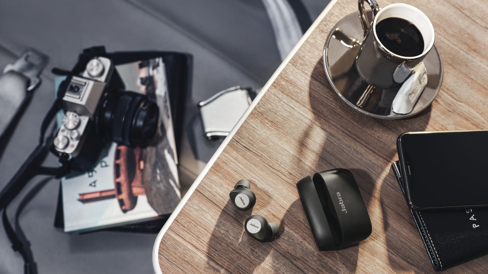 Los Jabra Elite 85t ofrecen cancelación activa de ruida y traen un estuche de carga inalámbrico.