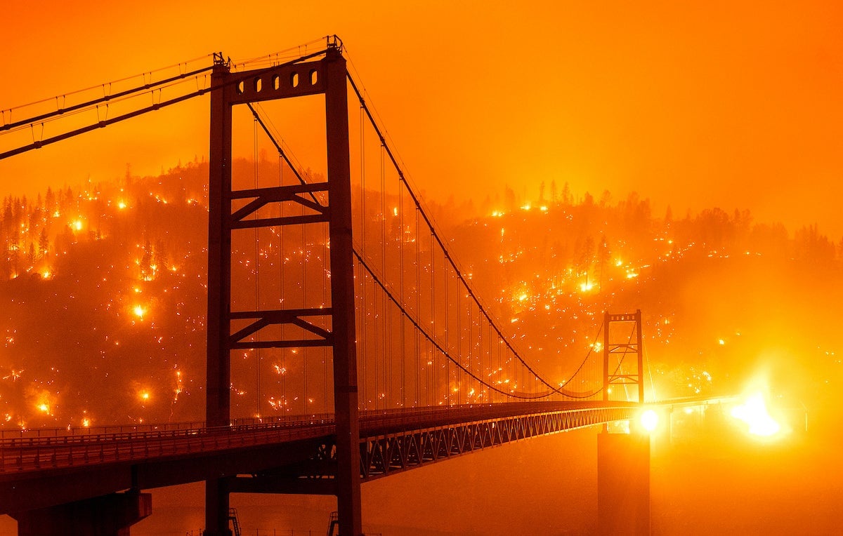 Foto de larga exposición de los incendios en la colina de Bidwell Bar Bridge (Oroville) el pasado día 9.