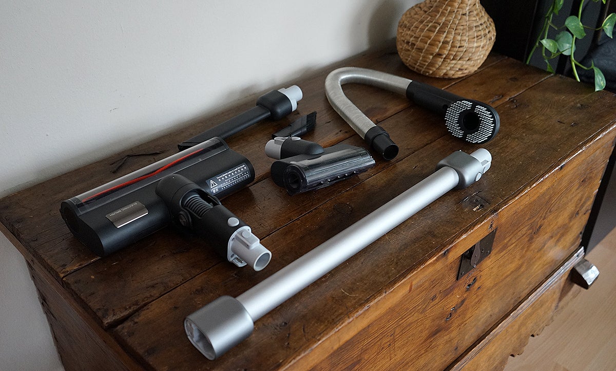 El cepillo principal, junto a todos los accesorios de la Roidmi X30 Pro.